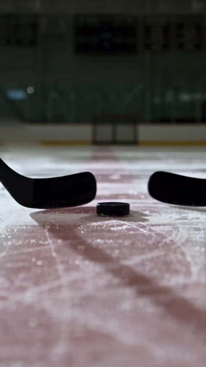 Fille se fait passer pour son frère : le désir interdit de son coloc hockeyeur - Épisode 4