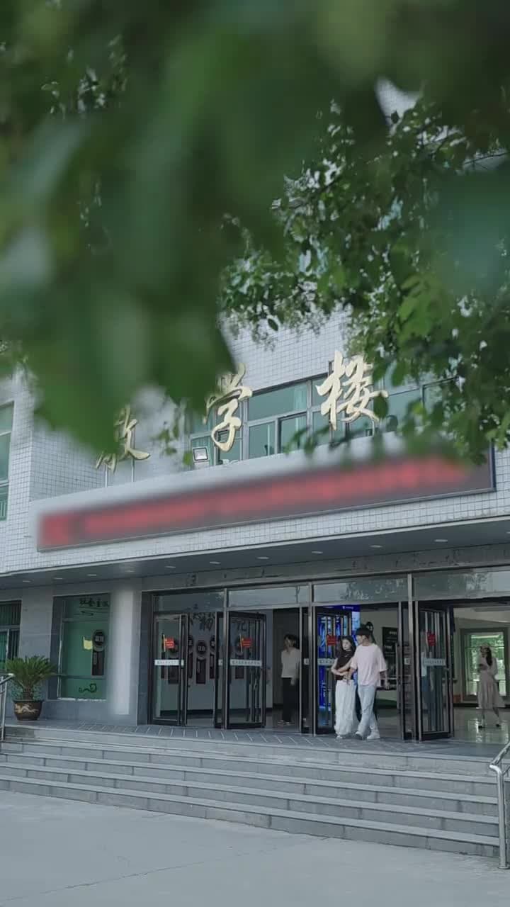 綁定系統後校花她又爭又搶 - 第 60 集